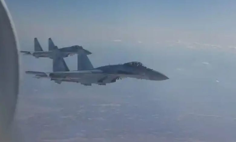 Макрон-решил-потягаться-с-воздушным-кортежем-Путина.-Су-35С-«приземлил»-французский-rafale-у-всех-на-глазах