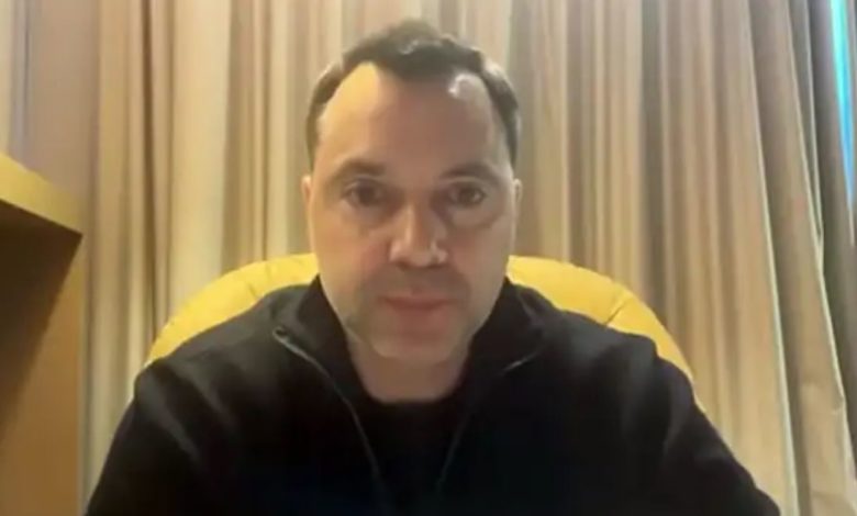 «Вас-будут-вешать».-Арестович-пригрозил-украинцам,-оскорбляющим-русских