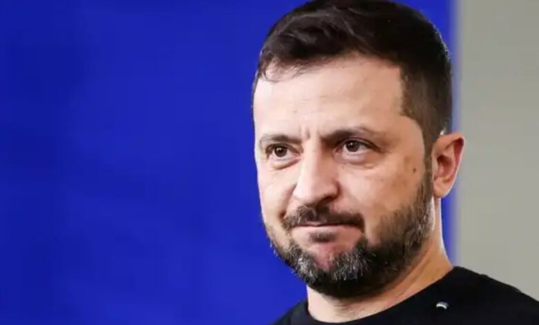 Зеленский-надел-майку-с-надписью-про-Россию:-В-такой-только-под-землю-проваливаться