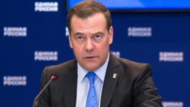Макрону-не-до-смеха:-шутка-Медведева-вызвала-возмущение-во-Франции